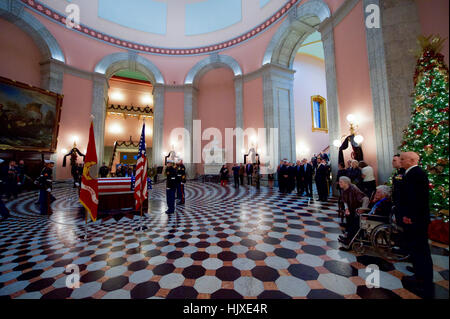 US-Außenminister John Kerry, zusammen mit NASA-Administrator Charles Bolden, Ohio House Speaker Cliff Rosenberger, Ohio Gouverneur John Kasich und Witwe Annie Glenn Uhren wie ein Marine-Ehrengarde Positionen neben dem Körper der Astronaut John Glenn, der Sekretär Freund und ehemaligen Kollegen der US-Senat, ändert wie es in Ruhe in den Ohio State House in Columbus, Ohio liegt , am 16. Dezember 2016. Stockfoto