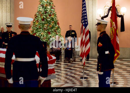 Annie Glenn, ändert sich die Witwe des Astronaut John Glenn, JOIN US-Außenminister John Kerry, NASA-Administrator Charles Bolden, Ohio House Speaker Cliff Rosenberger und Ohio Gouverneur John Kasich, gerade als Marine Guard zu Ehren Positionen neben dem Körper des Sekretariat des Freundes und ehemaligen US-Senat Kollegen liegt in Ruhe in den Ohio State House in Columbus , Ohio, am 16. Dezember 2016. Stockfoto