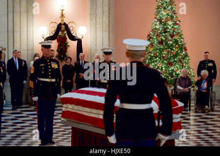US-Außenminister John Kerry, zusammen mit NASA-Administrator Charles Bolden, Ohio House Speaker Cliff Rosenberger, Ohio Gouverneur John Kasich und Witwe Annie Glenn Uhren wie ein Marine-Ehrengarde Positionen neben dem Körper der Astronaut John Glenn, der Sekretär Freund und ehemaligen Kollegen der US-Senat, ändert wie es in Ruhe in den Ohio State House in Columbus, Ohio liegt , am 16. Dezember 2016. Stockfoto