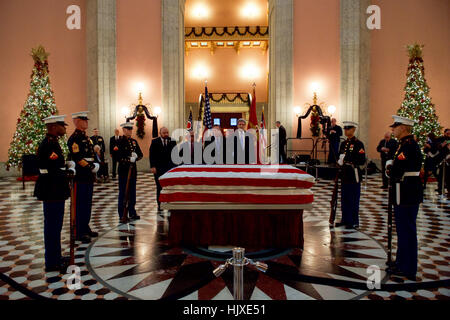 US-Außenminister John Kerry, zusammen mit NASA-Administrator Charles Bolden, Ohio House Speaker Cliff Rosenberger und Ohio Gouverneur John Kasich, zahlt seinen Respekt als Organ der Astronaut John Glenn, der Sekretär Freund und ehemaligen Kollegen der US-Senat, in Ruhe in den Ohio State House in Columbus, Ohio, am 16. Dezember 2016 liegt. Stockfoto