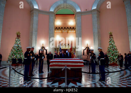 US-Außenminister John Kerry, zusammen mit NASA-Administrator Charles Bolden, Ohio House Speaker Cliff Rosenberger und Ohio Gouverneur John Kasich, zahlt seinen Respekt als Organ der Astronaut John Glenn, der Sekretär Freund und ehemaligen Kollegen der US-Senat, in Ruhe in den Ohio State House in Columbus, Ohio, am 16. Dezember 2016 liegt. Stockfoto