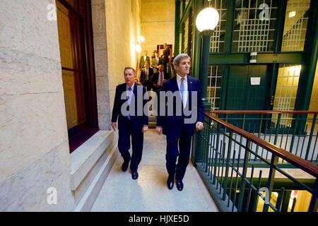 US-Außenminister John Kerry geht mit Ohio Gouverneur John Kasich, nachdem sie ihren Respekt zu der späten Astronaut John Glenn bezahlt, der Sekretär Freund und ehemaligen Kollegen der US-Senat, als seinen Körper in Ruhe in den Ohio State House in Columbus, Ohio, am 16. Dezember 2016 liegen. Stockfoto