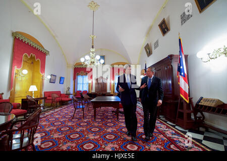 US-Außenminister John Kerry Wanderungen mit Ohio Gouverneur John Kasich nachdem sie in das Büro des Gouverneurs zeremonielle – plauderten wo Abraham Lincoln heraus, dass er fand Präsident – nach Zahlen ihren Respekt zu der späten Astronaut John Glenn gewählt worden war, der Sekretär Freund und ehemaligen Kollegen der US-Senat, als seinen Körper liegen in Ruhe in den Ohio State House in Columbus , Ohio, am 16. Dezember 2016. Stockfoto