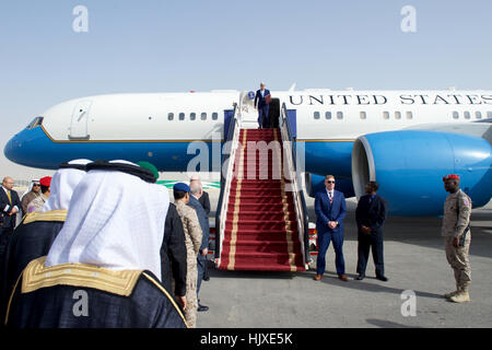 US-Außenminister John Kerry deplanes an König Salman Airbase in Riyadh, Saudi Arabien, nach Ankunft am 18. Dezember 2016, für Besprechungen über den Jemen konzentriert. Stockfoto