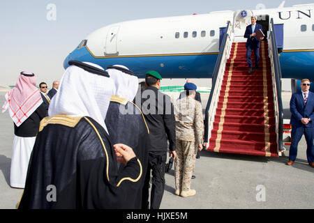 US-Außenminister John Kerry deplanes an König Salman Airbase in Riyadh, Saudi Arabien, nach Ankunft am 18. Dezember 2016, für Besprechungen über den Jemen konzentriert. Stockfoto