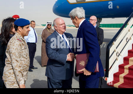 US-Botschafter in Saudi-Arabien Joseph Westphal empfängt US-Außenminister John Kerry am König Salman Airbase in Riyadh, Saudi Arabien, nachdem er am 18. Dezember 2016, für Meetings, konzentrierte sich auf Jemen kam. Stockfoto