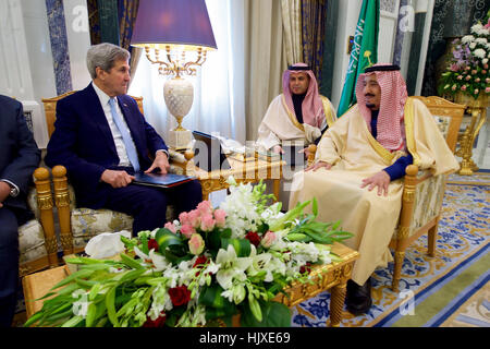 US-Außenminister John Kerry sitzt mit Saudi-Arabien König Salman am königlichen Hof in Riyadh, Saudi Arabien, wie der Sekretär das Königreich am 18. Dezember 2016, für Meetings, konzentrierte sich auf Jemen besuchte. Stockfoto