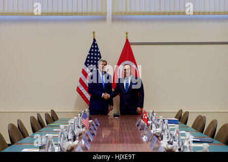 US-Außenminister John Kerry schüttelt Hände mit türkischen Außenminister Mevlüt Çavuşoğlu am 6. Dezember 2016, vor einem bilateralen Treffen, da sie beide eine North Atlantic Vertrag Organisation Ministersitzung im Hauptquartier des Bündnisses in Brüssel teilnehmen. Stockfoto