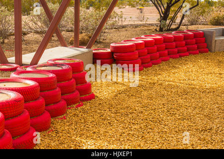 Roten Gummireifen verwendet als Stoßstangen für Kleinkinder in Arizona Spielplatz Stockfoto