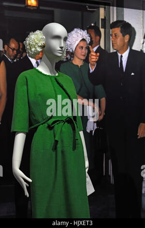 Ensemble Wolle 1961 getragen von Fürstin Gracia Patricia von Monaco mit Präsident John F. Kennedy im Weißen Haus von Hubert de Givenchy (Couturier) Frankreich Stockfoto