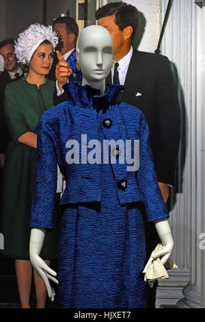 Blaue Wolle Ensemble 1961 Fürstin Gracia Patricia von Monaco mit Präsident John F. Kennedy im Weißen Haus von Hubert de Givenchy (Couturier) Frankreich Stockfoto