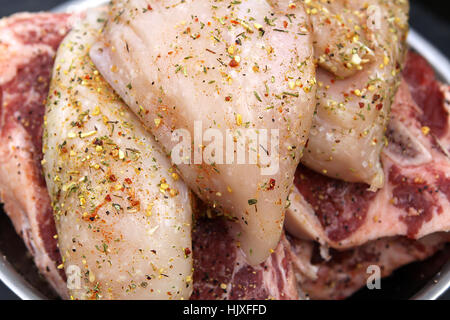 Erfahrene rohem Hühnerfleisch und Rindfleisch Stockfoto