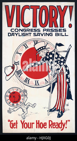 Uncle Sam Uhr zurück, "Sieg! Kongress-Pässe Sommerzeit Bill, bereiten Sie Ihre Hacke! ", Tageslicht Einsparungen Poster im ersten Weltkrieg, USA, 1918 Stockfoto