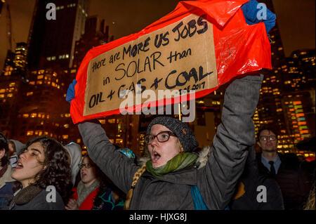 New York, USA. 24. Januar 2017. Hunderte von New Yorkern kam Schauspielerin Jane Fonda und Regisseur Josh Fox Abend des 24. Januar am Columbus Circle in New York für eine Rallye und Marsch nach Trump Tower in einem massiven friedlichen Protest nach Trump Bestellungen, Keystone XL und Dakota Zugang Rohrleitungen voraus unterzeichnet. Bildnachweis: Erik McGregor/Pacific Press/Alamy Live-Nachrichten Stockfoto