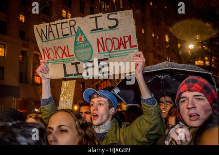 New York, USA. 24. Januar 2017. Hunderte von New Yorkern kam Schauspielerin Jane Fonda und Regisseur Josh Fox Abend des 24. Januar am Columbus Circle in New York für eine Rallye und Marsch nach Trump Tower in einem massiven friedlichen Protest nach Trump Bestellungen, Keystone XL und Dakota Zugang Rohrleitungen voraus unterzeichnet. Bildnachweis: Erik McGregor/Pacific Press/Alamy Live-Nachrichten Stockfoto