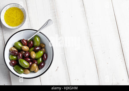 Griechische Oliven in eine Schüssel geben Stockfoto
