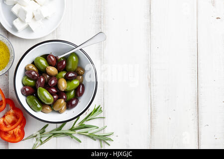 Oliven und andere mediterrane Zutaten Stockfoto