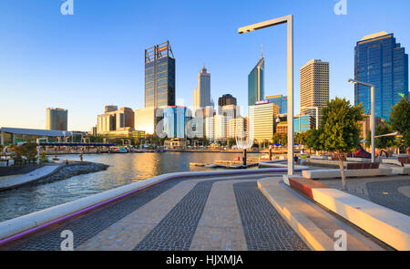 Elizabeth Quay am späten Abend Sommer Sonne. Stockfoto