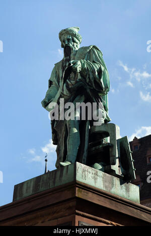 Denkmal für Johannes Gutenberg (1840) des französischen Bildhauers David d ' Angers in Straßburg, Elsass, Frankreich. Stockfoto