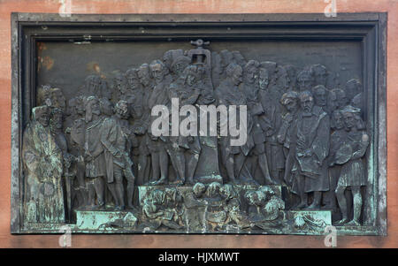 Bronzerelief gewidmet die Vorteile des Buchdrucks für Europa über das Denkmal für Johannes Gutenberg (1840) des französischen Bildhauers David d ' Angers in Straßburg, Frankreich. Erasmus, Dürer, Voltaire, Descartes neben der Druckmaschine, Montesquieu, Leibniz, Alessandro Volta, Galilei und Raphael sind (von links nach rechts) im Vordergrund dargestellt. Torquato Tasso, Cervantes, Poussin, John Milton, Mozart, Moliere, Pierre Corneille, Shakespeare, Jean-Jacques Rousseau, Lessing, Immanuel Kant, Kopernikus, Goethe, Friedrich Schiller, Hegel, Isaac Newton und Spinoza erscheinen u.a. im Hintergrund Stockfoto