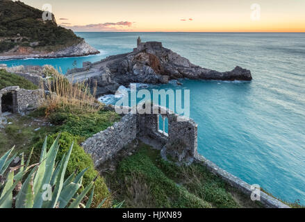 Sonnenuntergang über Ruinen in der Nähe der Kirche San Pietro, Porto Venere, Ligurien, Italien. Stockfoto