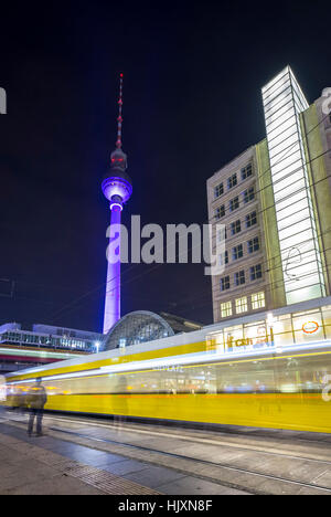 Lange Exposition in der Nähe von Bahnhof Alexanderplatz und Fernsehturm in Berlin Mitte, Deutschland. Stockfoto