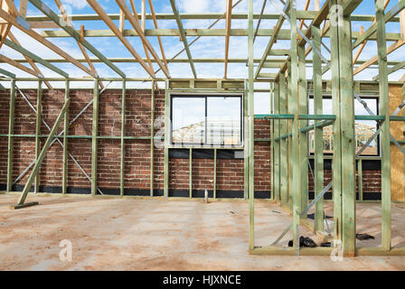 Neuen Wohnungsbau nach Hause Rahmung vor blauem Himmel. Stockfoto