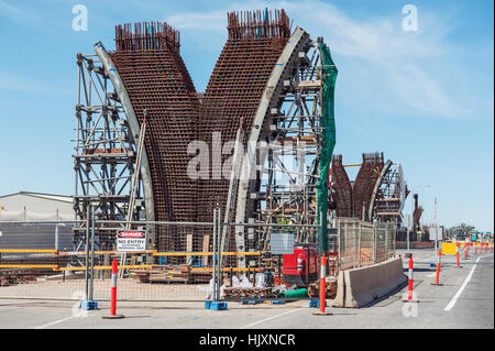 Anker-Vorbereitung für die Betonarbeiten der Straße Rekonstruktion Gebäude Stockfoto