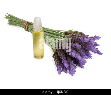 ätherisches Öl und frischen Lavendelblüten als natürliche Aromatherapie isoliert auf weißem Hintergrund Stockfoto