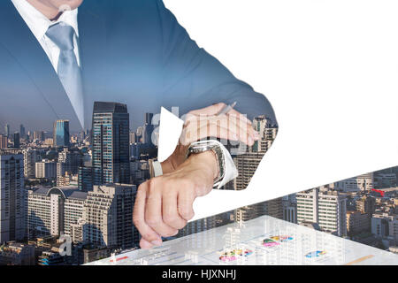 Doppelbelichtung Geschäftsmann Blick auf Zeit, Stadtbild tagsüber als Termin-Konzept. Stockfoto