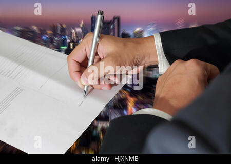 Business Mann Hand hält einen Stift Unterzeichnung auf das Dokument auf Bewegung Nacht Stadt Hintergrund als Zustimmung, akzeptieren Konzept. Stockfoto