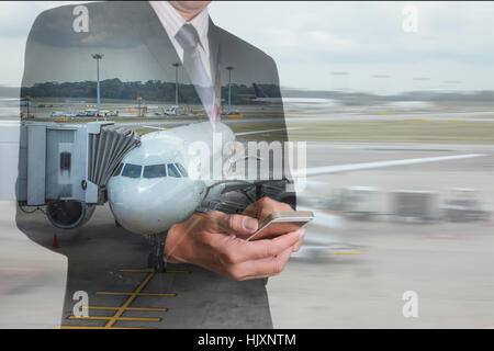 Doppelbelichtung Business Mann Hand Touch Screen Smartphone, Mobile und Flughafen auf Bewegung Hintergrund als Kommunikations-und Transport. Stockfoto