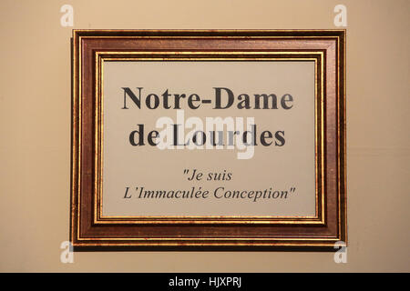 Notre-Dame de Lourdes. "Je Suis l"Immaculée Conception." Stockfoto