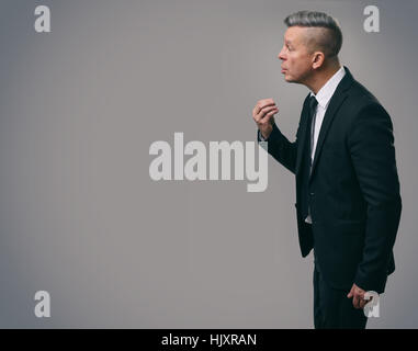 Senior Business-Mann, mit jemandem zu reden. Studio gedreht Stockfoto