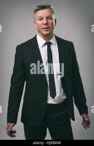 Porträt von sicher gut aussehend senior Geschäftsmann. Studio gedreht Stockfoto