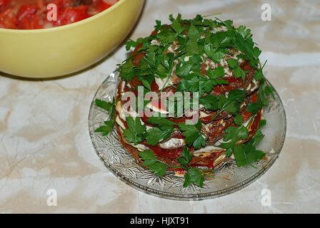 Die Leber Kuchen und Petersilie auf Platte Stockfoto