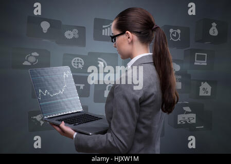 Geschäftsfrau mit Laptop in Business-Konzept Stockfoto