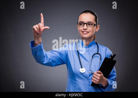 Junger Arzt virtuelle Taste Stockfoto