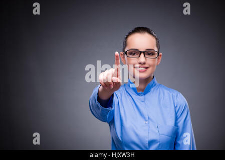 Junger Arzt virtuelle Taste Stockfoto