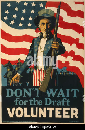 Uncle Sam mit Gewehr mit amerikanischer Flagge und Truppen im Hintergrund, "Warten Sie nicht auf den Entwurf, freiwilligen", Weltkrieg Recruitment Poster, USA, 1917 Stockfoto