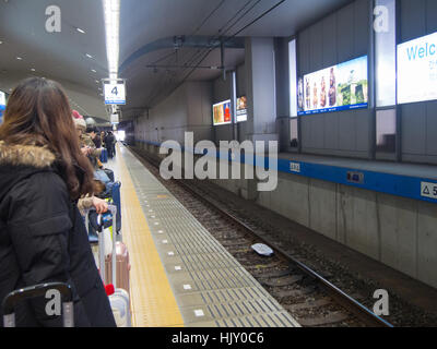 Passagiere warten auf die JR Shinkensen Zug an der Kansai International Airport Bahnhof in Osaka, Japan. Stockfoto