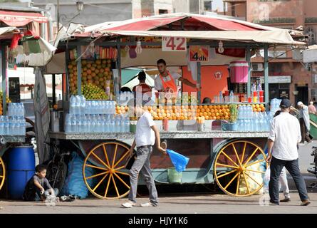 Ein Saft- und Obstwagen auf dem Hauptplatz der Medina von Marrakesch, Jemma el Fna, in Marrakesch, Marokko Stockfoto