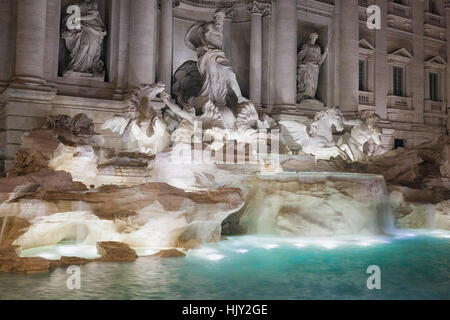 Der berühmte Trevi-Brunnen schießen Nacht in seinem zentralen Teil, mit den wichtigsten Nische. Die Langzeitbelichtung zeigt die Bewegung der Wasserfälle. Stockfoto