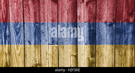 Flagge Armeniens auf verwittertem Holz Stockfoto