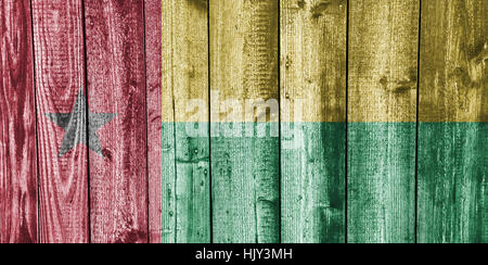 Flagge von Guinea-Bissau auf verwittertem Holz Stockfoto