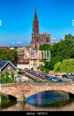 Ponts Couverts Brücke und Dom im Hintergrund, Straßburg Stockfoto