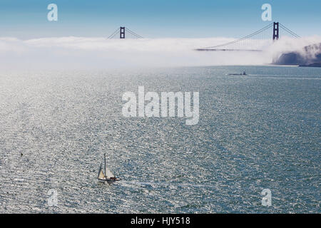 Die San Francisco Golden Gate Bridge mit der Seenebel Rollen. Stockfoto