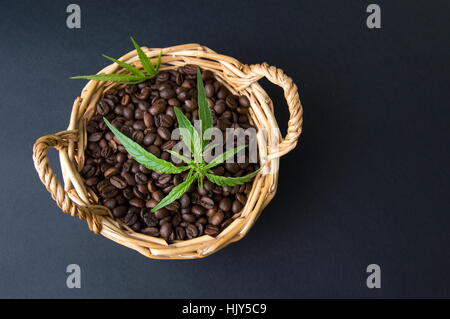 Marihuana und gerösteten Kaffeebohnen in einem Korb Stockfoto