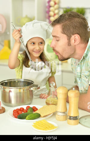 kleine Mädchen mit dem Vater in der Küche Stockfoto