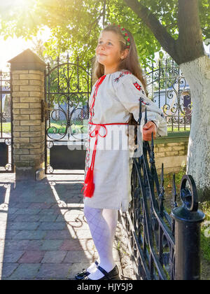 Wunderschönes kleines Mädchen in traditioneller Tracht Stockfoto